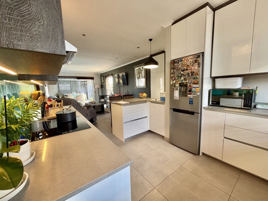 3 Bedroom Property for Sale in Sunningdale Western Cape